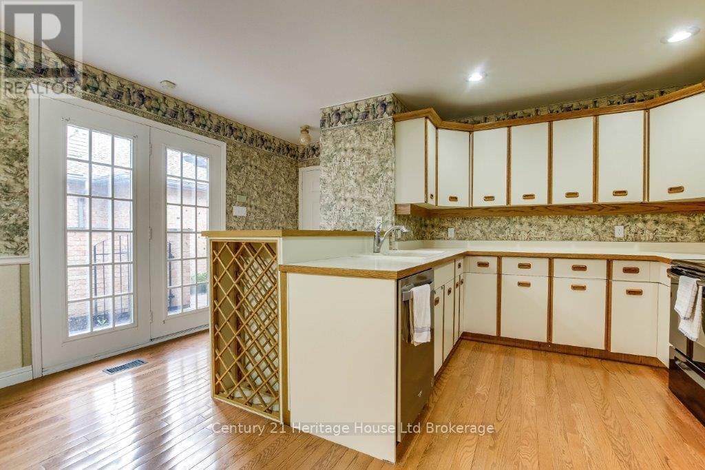 675 LANSDOWNE AVENUE Image 10