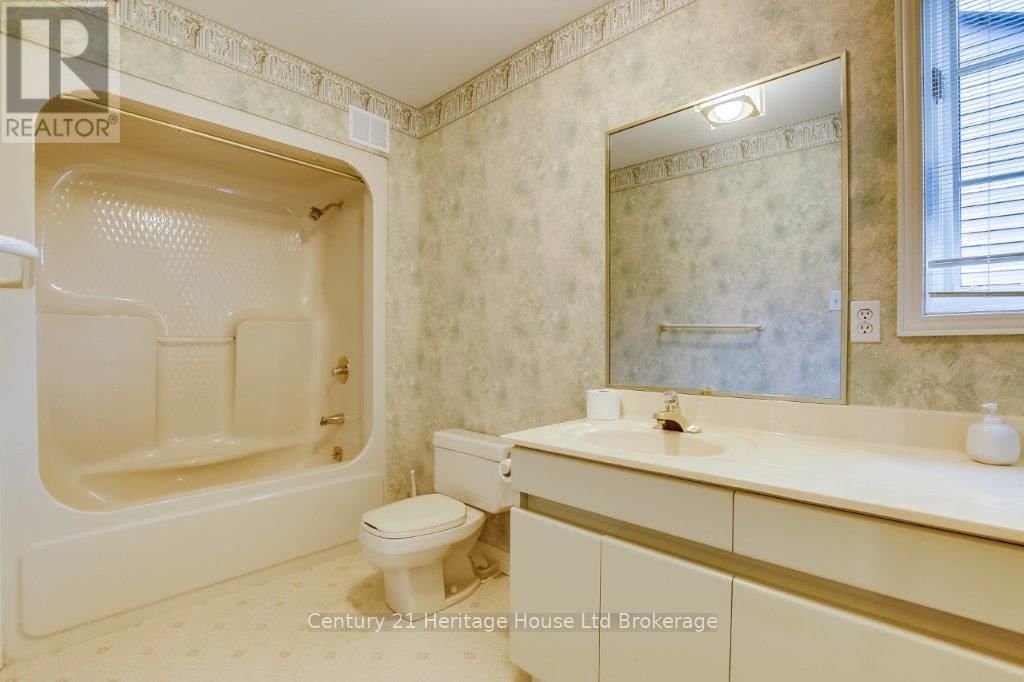 675 LANSDOWNE AVENUE Image 26