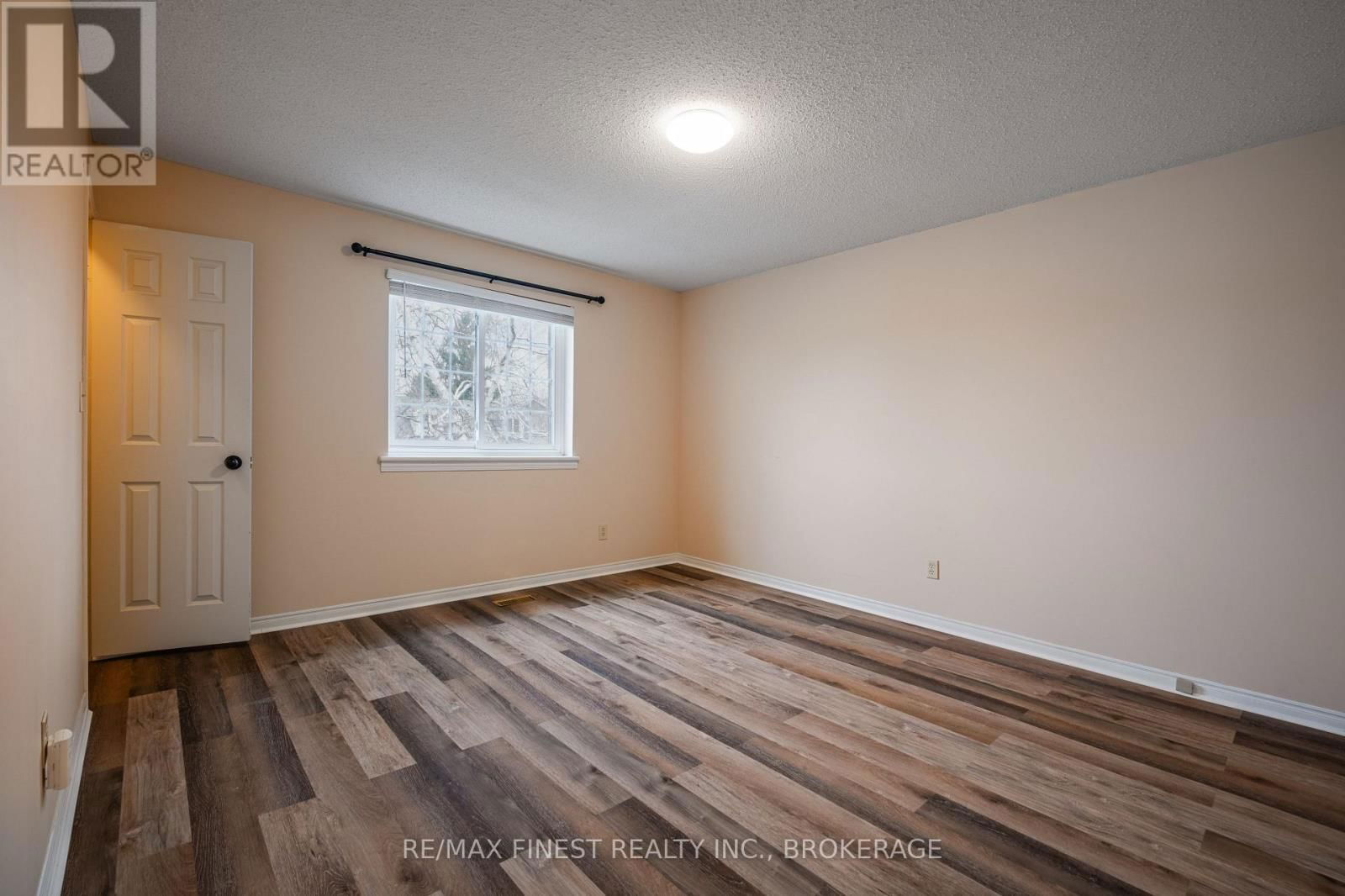 867 WOODSIDE DRIVE Image 26