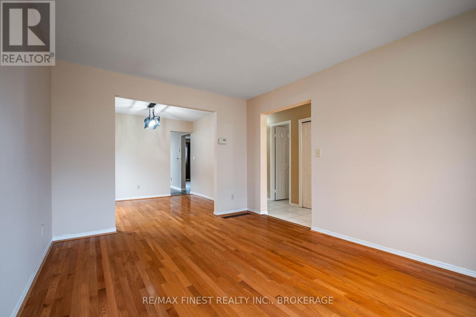 867 WOODSIDE DRIVE Image 9