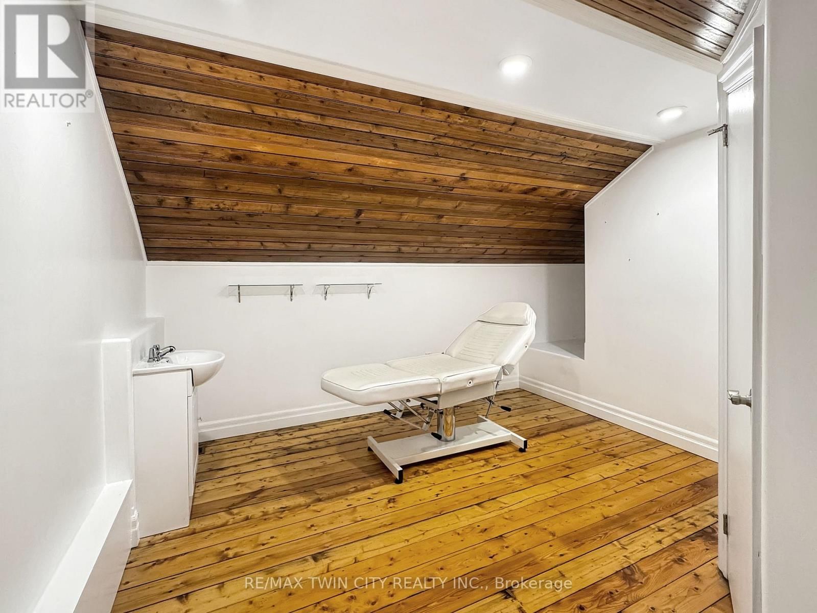 423 KING STREET EAST Image 42