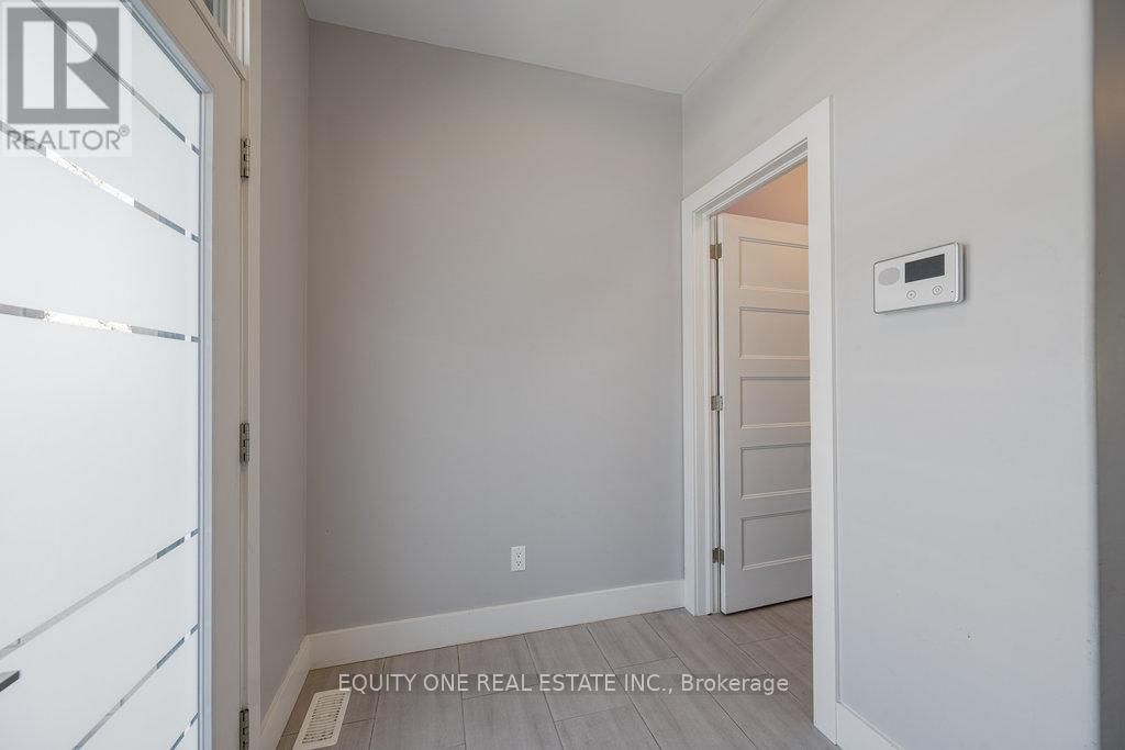 888 WOODROFFE AVENUE Image 4