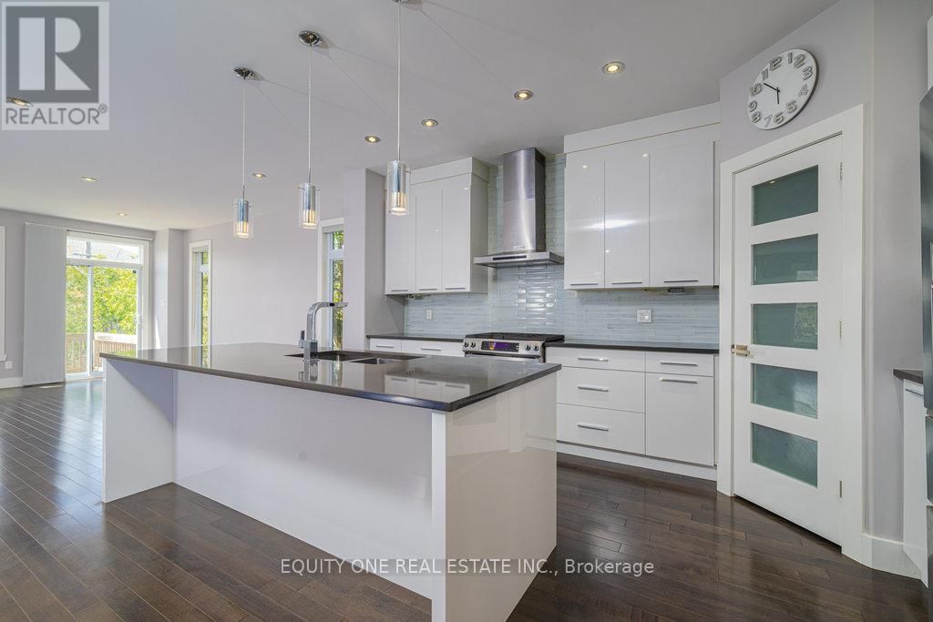 888 WOODROFFE AVENUE Image 8