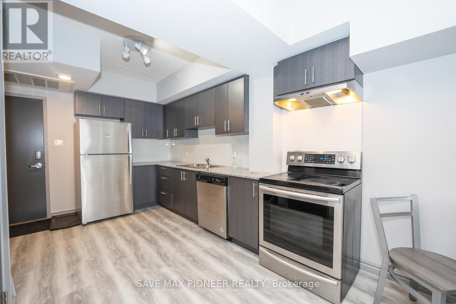 G215 - 275 LARCH STREET Image 10