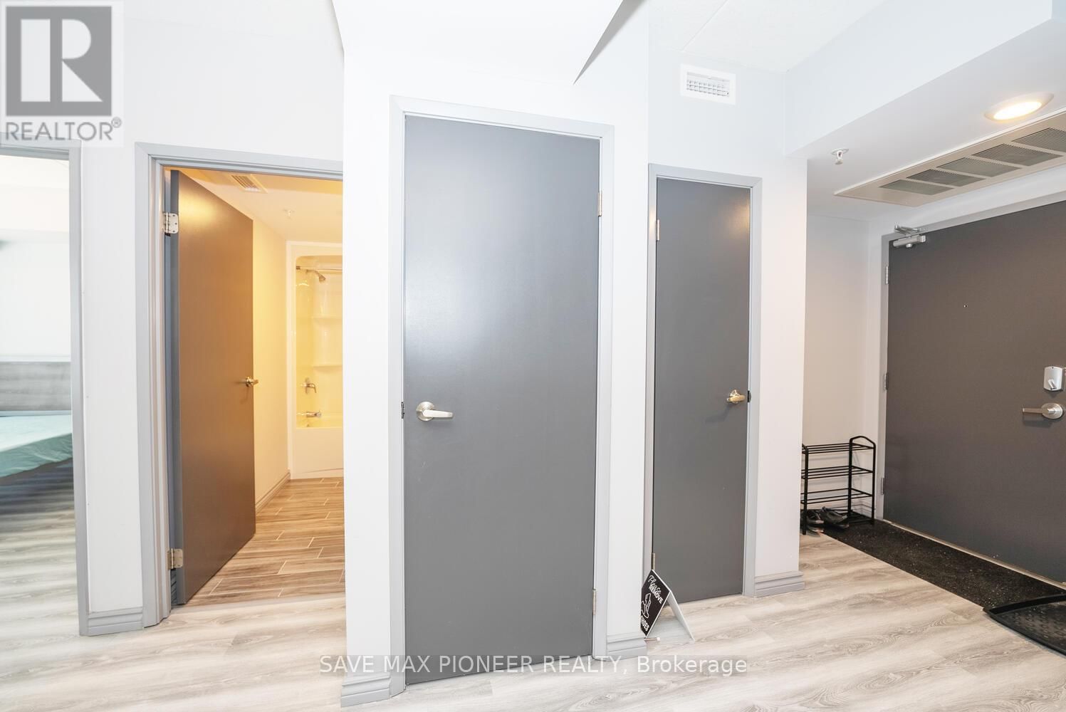 G215 - 275 LARCH STREET Image 11
