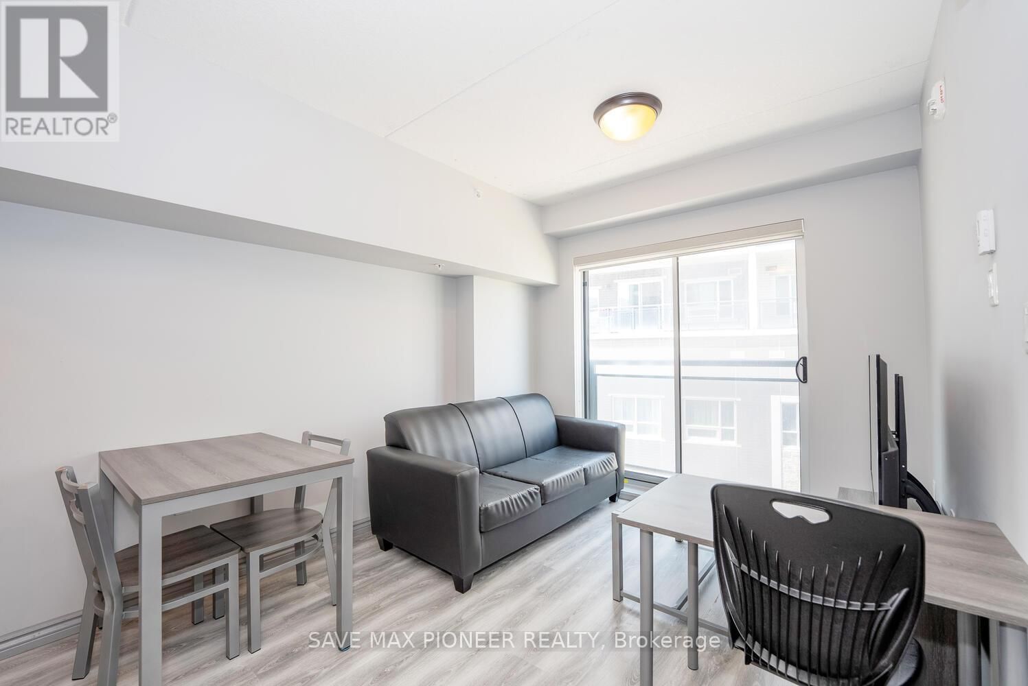 G215 - 275 LARCH STREET Image 12