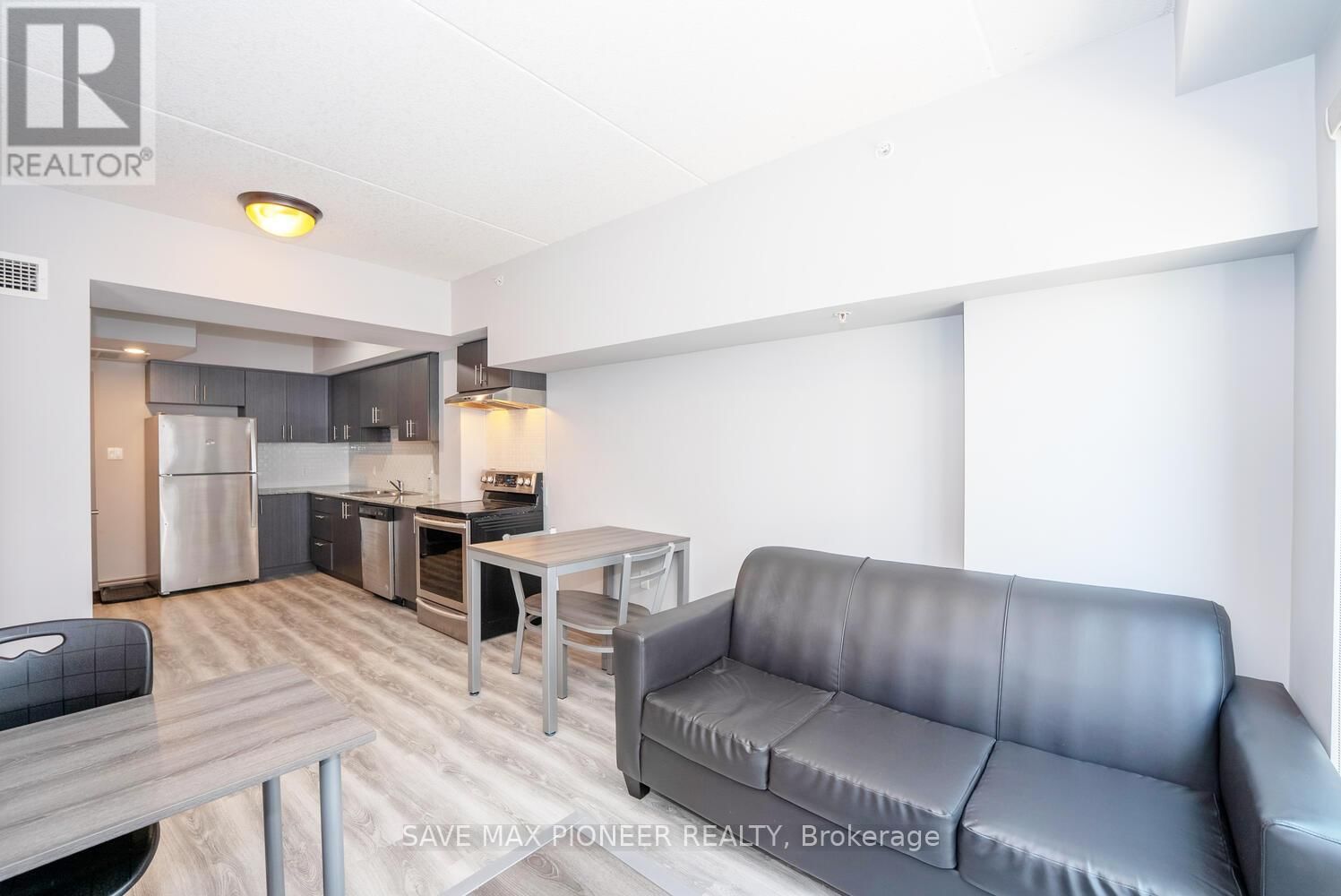 G215 - 275 LARCH STREET Image 13