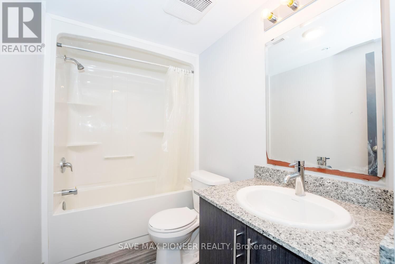 G215 - 275 LARCH STREET Image 15