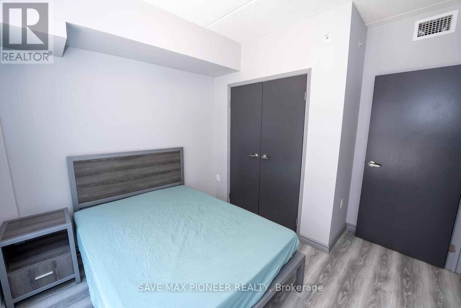 G215 - 275 LARCH STREET Image 17