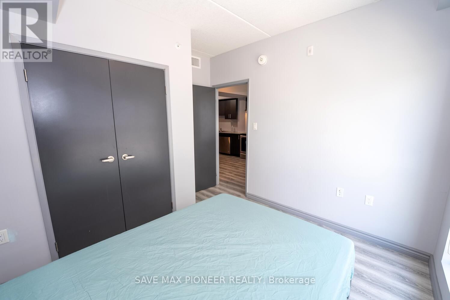 G215 - 275 LARCH STREET Image 18