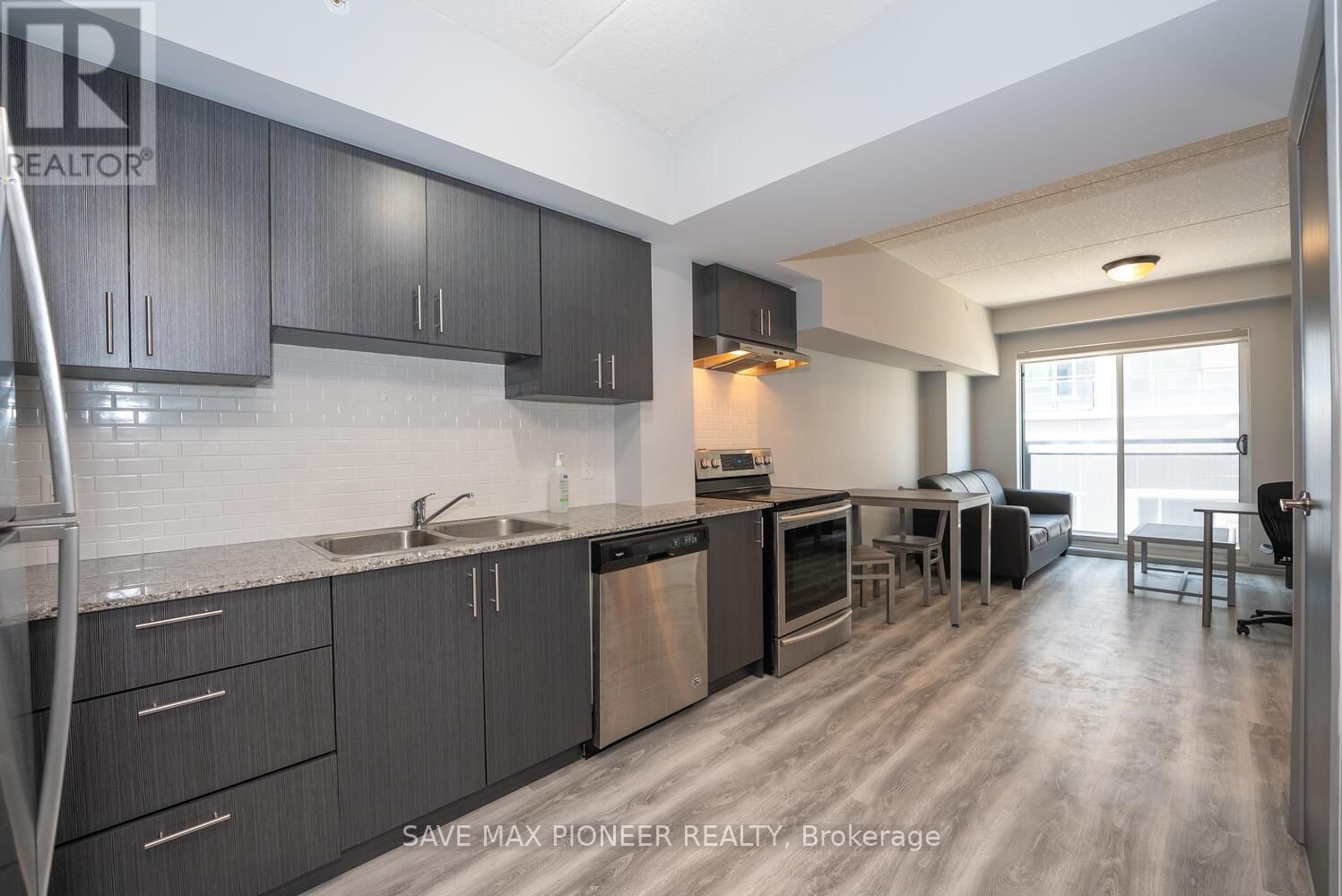 G215 - 275 LARCH STREET Image 5