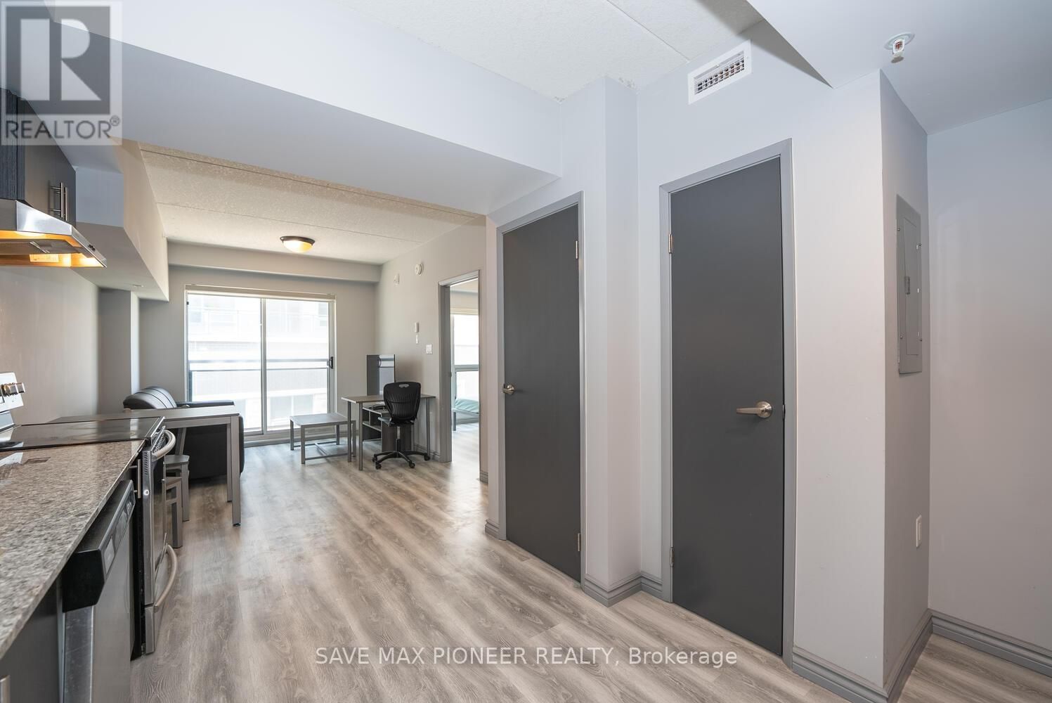 G215 - 275 LARCH STREET Image 6