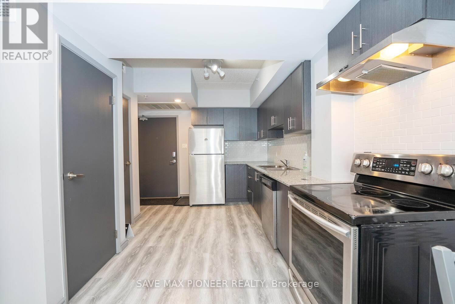 G215 - 275 LARCH STREET Image 9