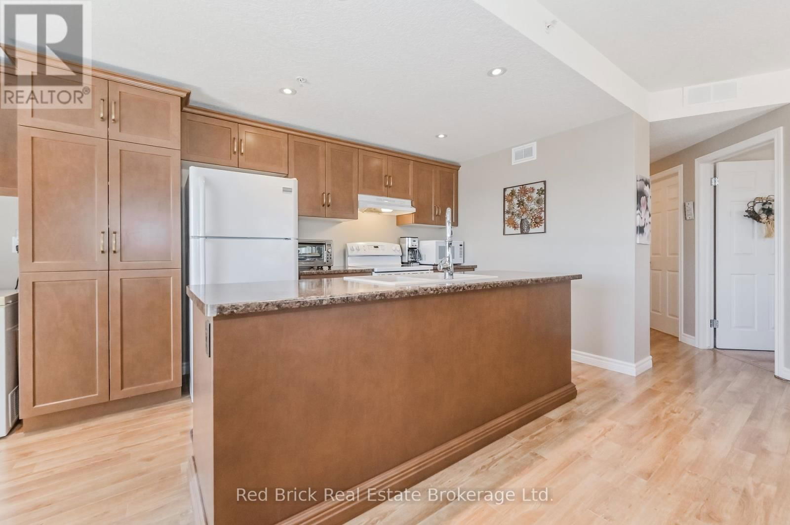 207 - 6492 GERRIE ROAD Image 12
