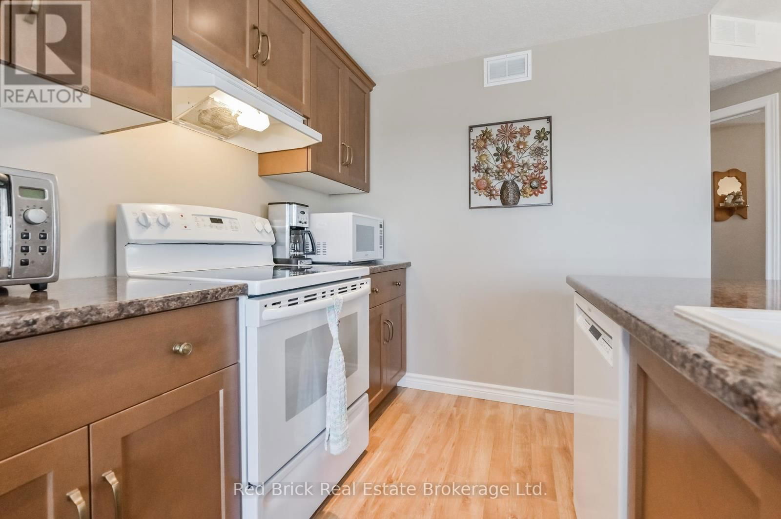 207 - 6492 GERRIE ROAD Image 13