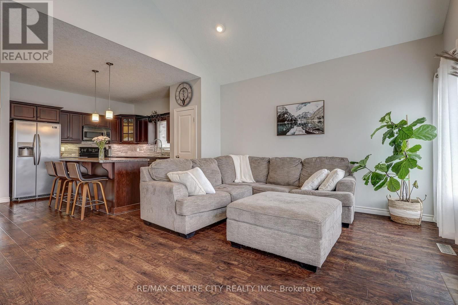52 CIRCLEWOOD DRIVE Image 10