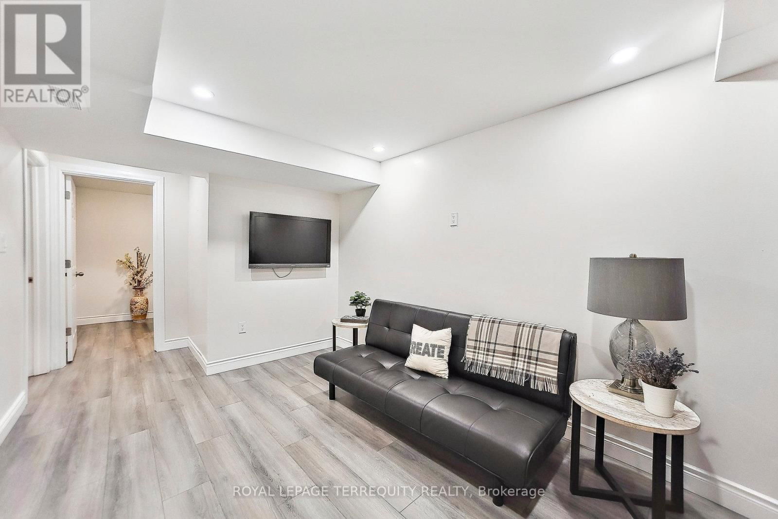8465 KELSEY CRESCENT Image 24