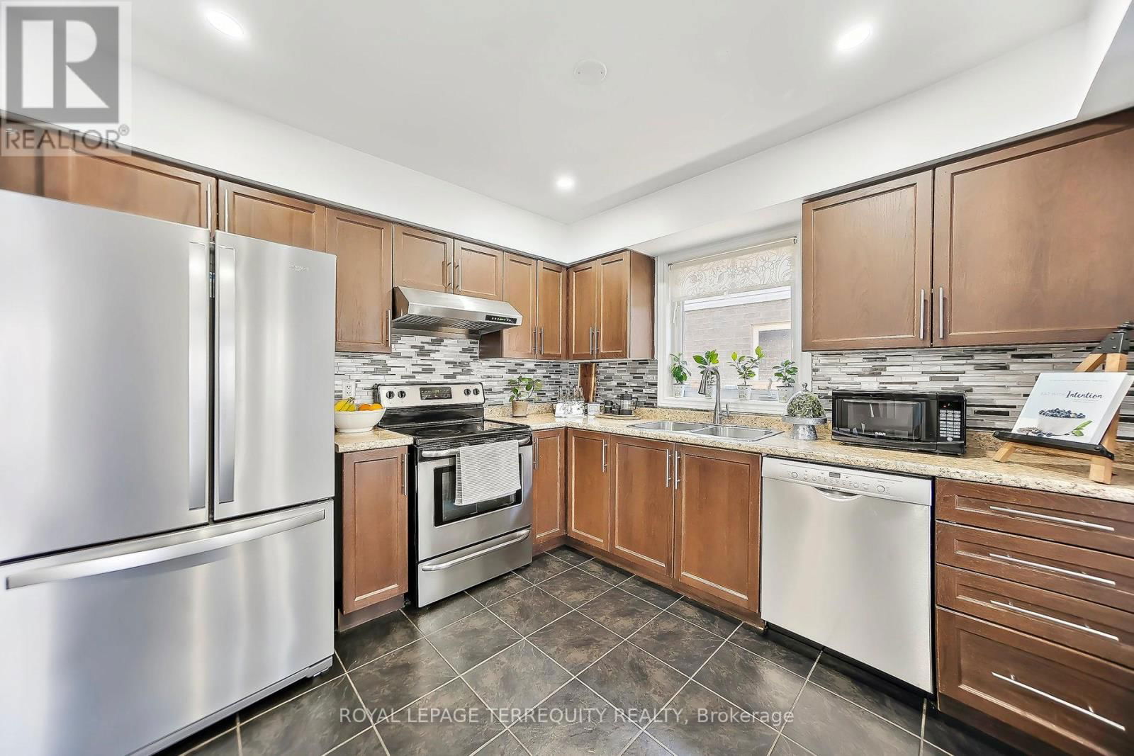 8465 KELSEY CRESCENT Image 8