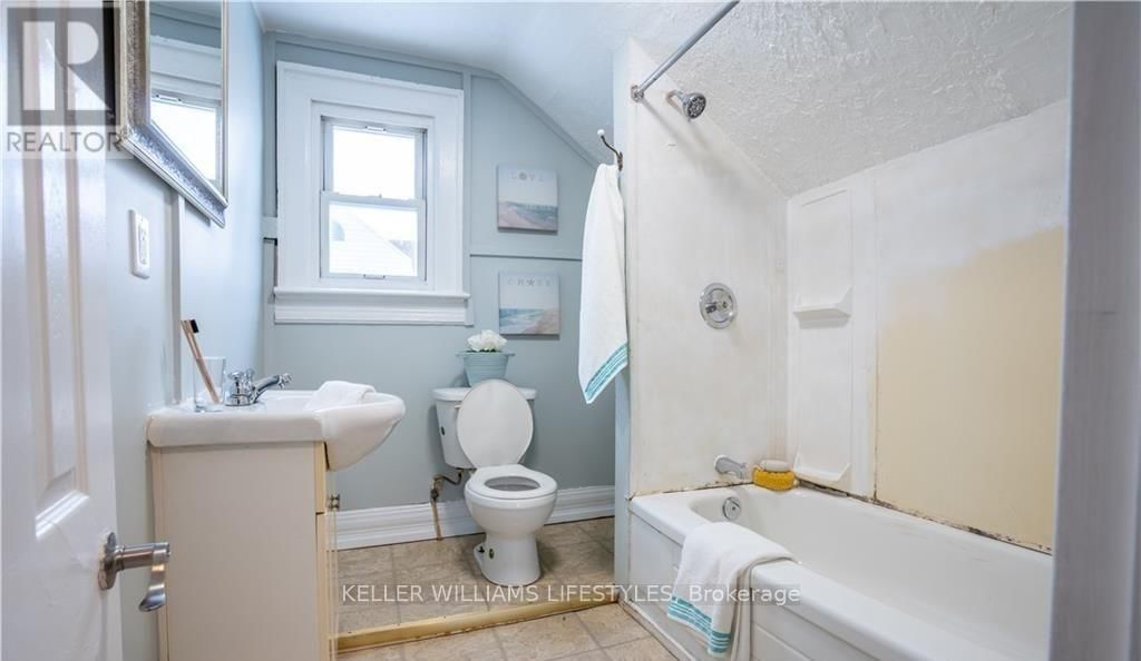 Upper - 83 ADELAIDE STREET SOUTH Image 12