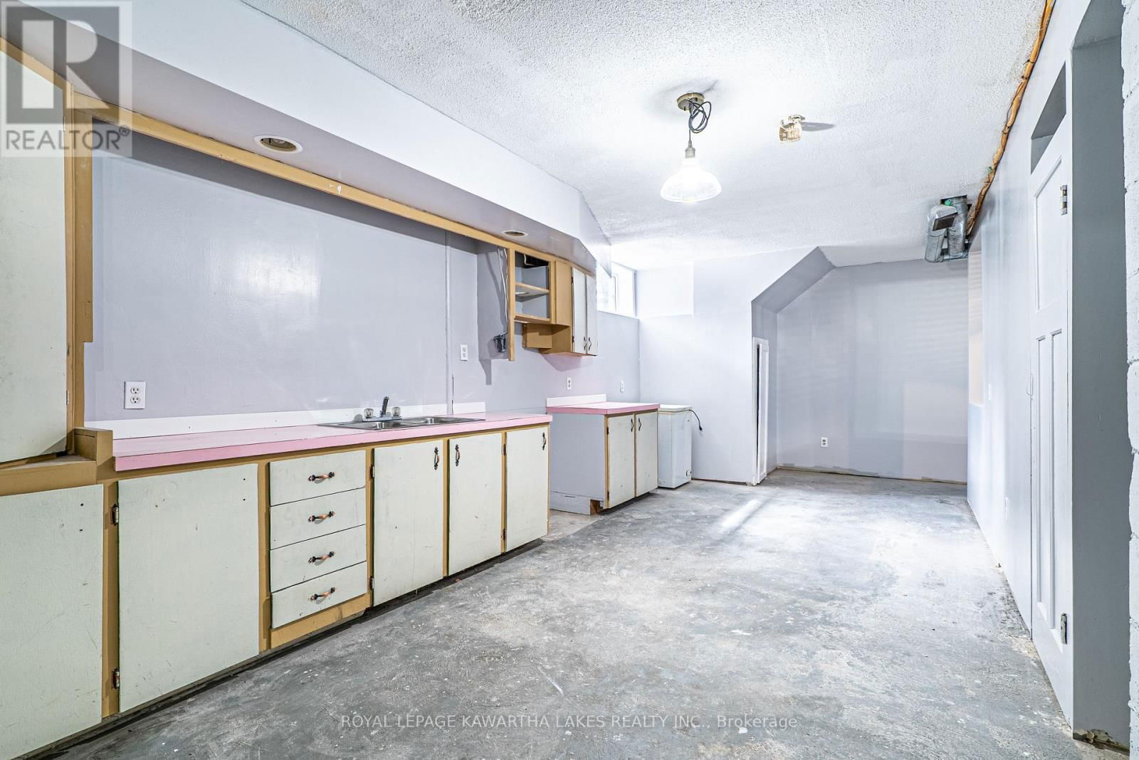 219 PONTYPOOL ROAD Image 32