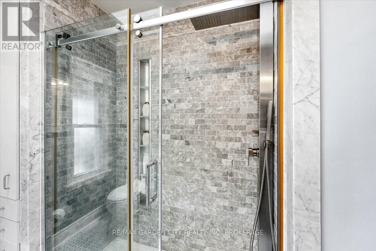 13 LORIMER STREET Image 19