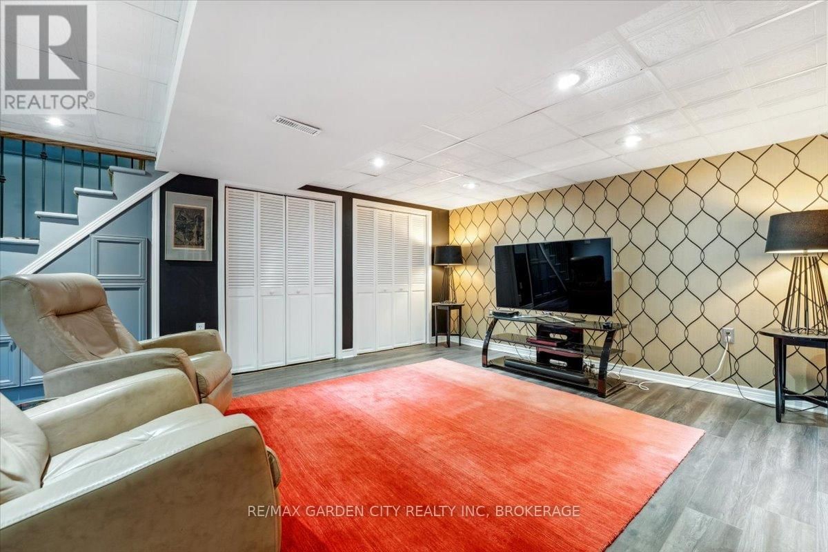13 LORIMER STREET Image 24