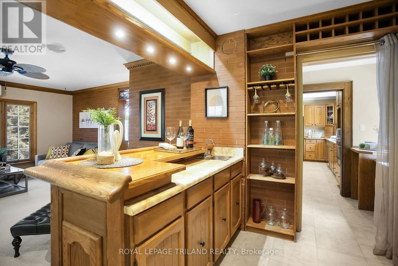 825 RIVERSIDE DRIVE Image 17