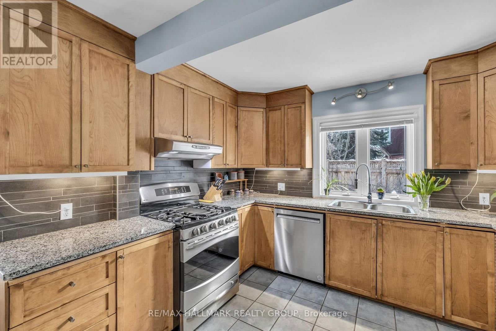 396 DALY AVENUE Image 17