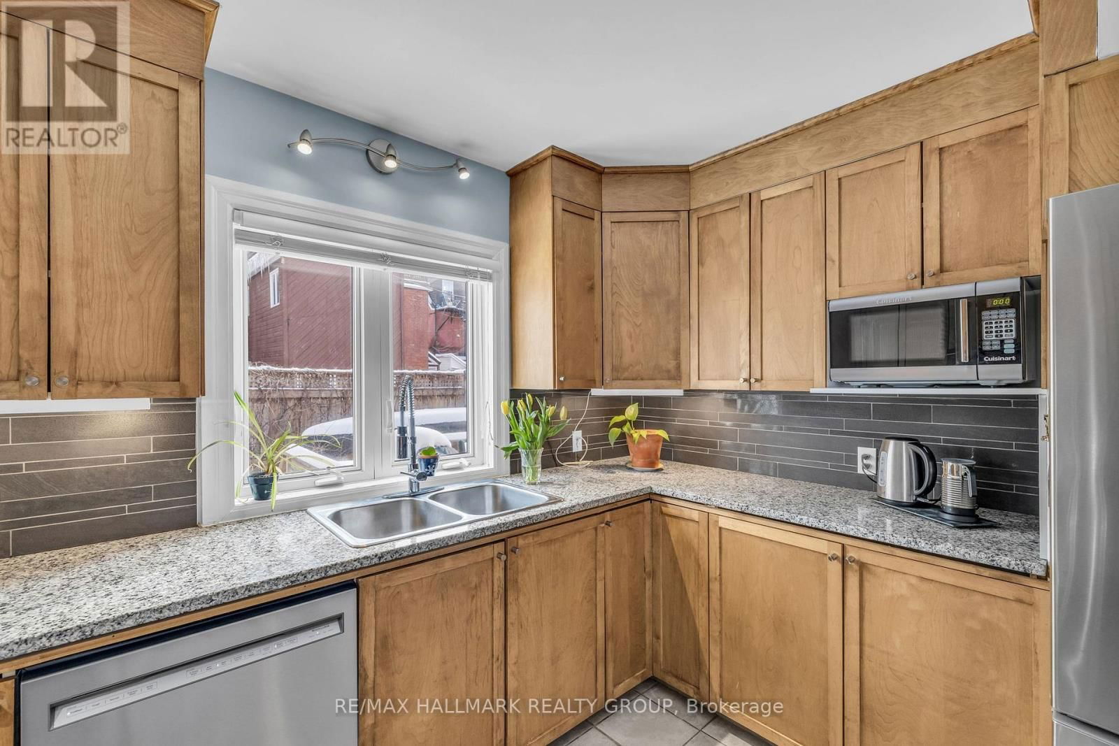 396 DALY AVENUE Image 18