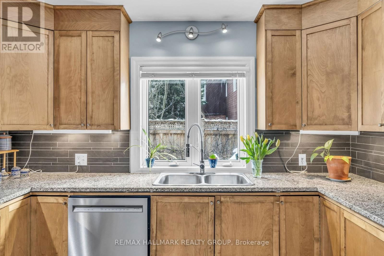 396 DALY AVENUE Image 20