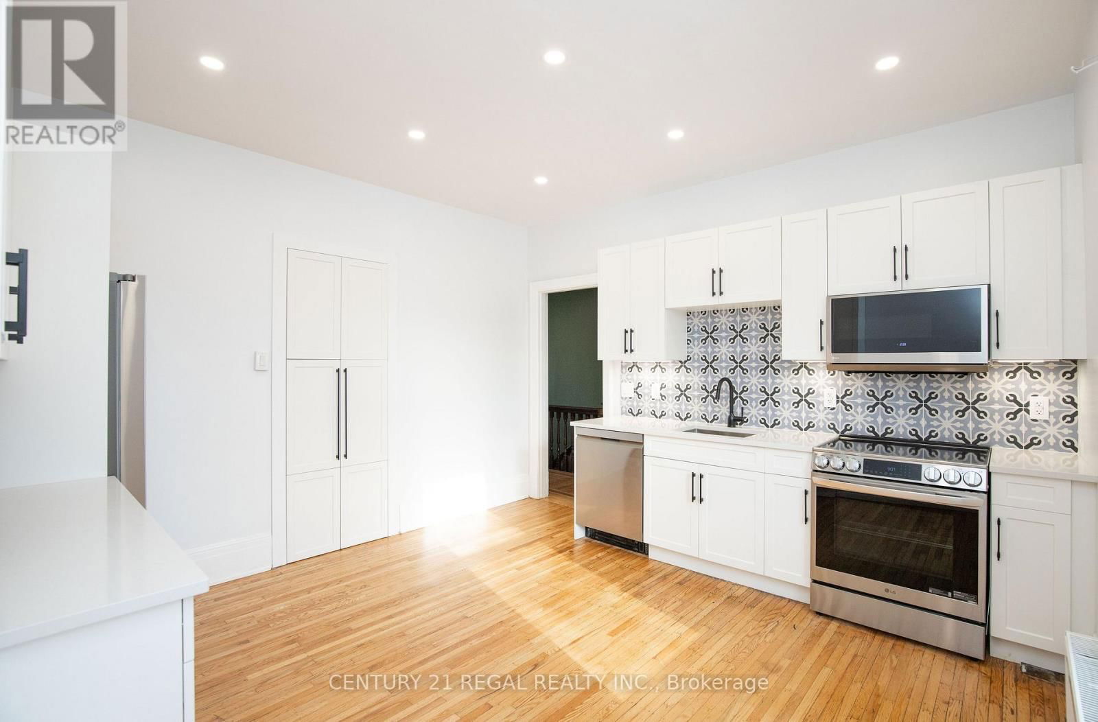 2 - 352 BARTON STREET EAST Image 13