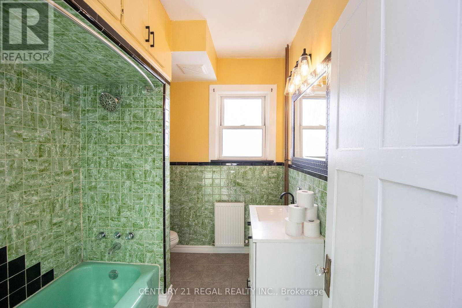 2 - 352 BARTON STREET EAST Image 31
