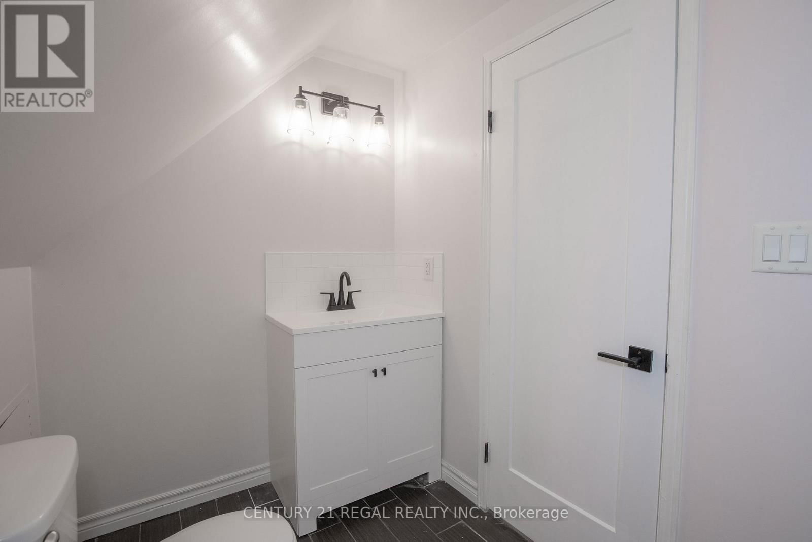 2 - 352 BARTON STREET EAST Image 38