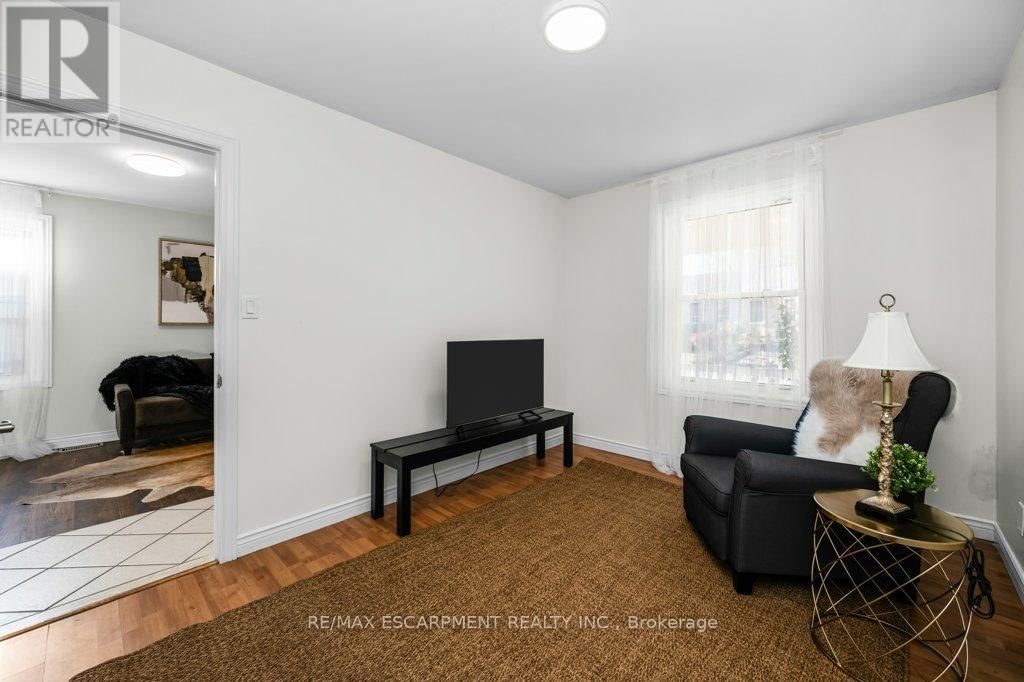 536 JOHN STREET NORTH Image 10