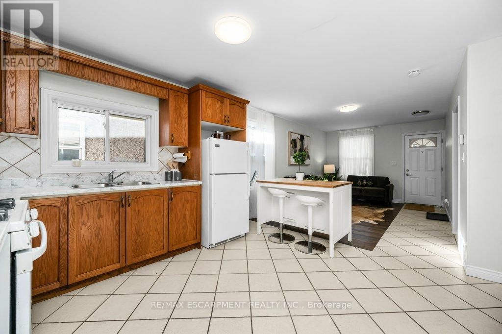 536 JOHN STREET NORTH Image 12