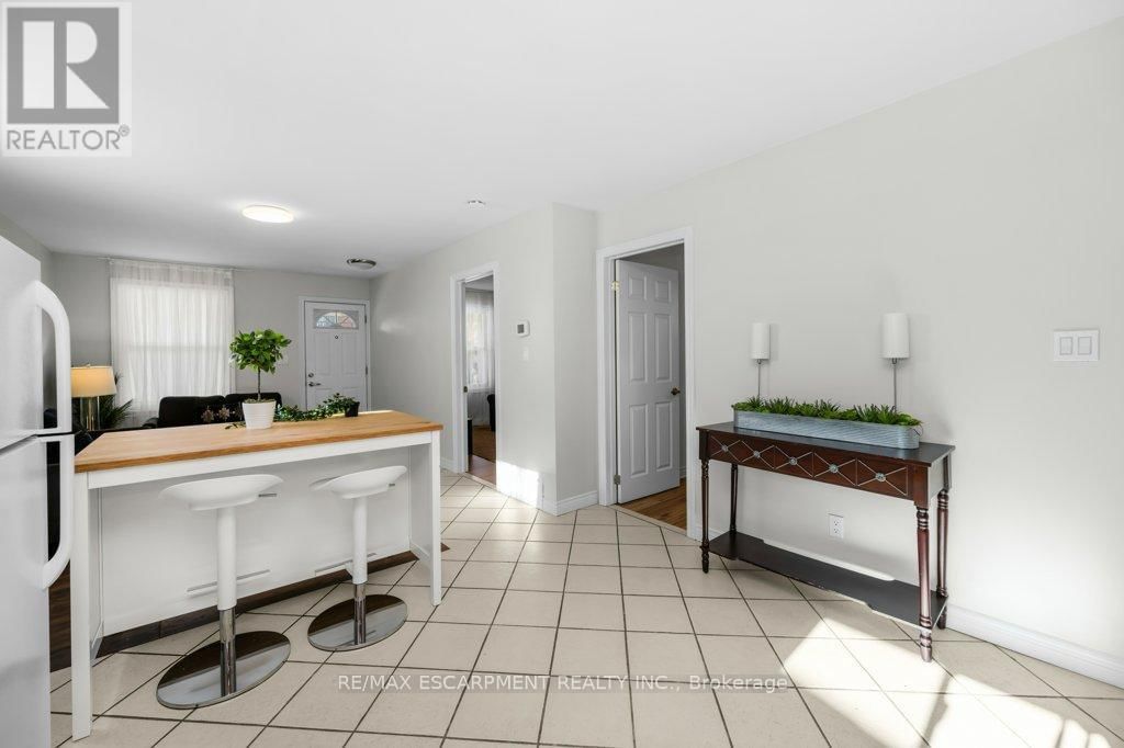 536 JOHN STREET NORTH Image 13