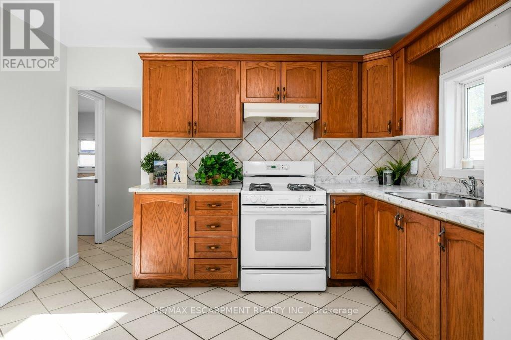 536 JOHN STREET NORTH Image 14