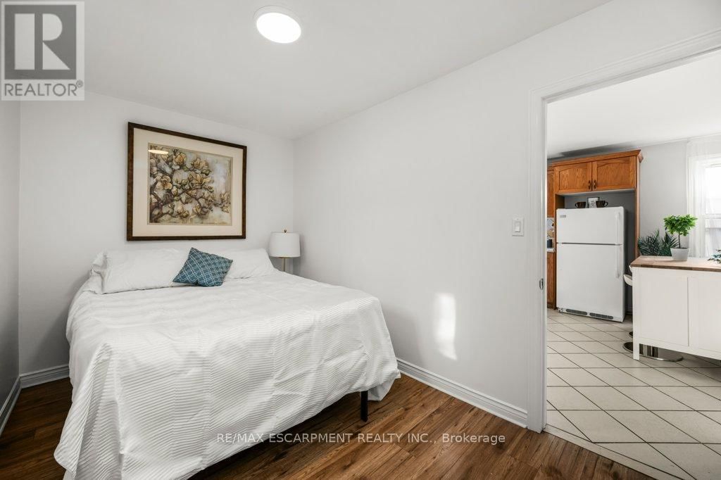 536 JOHN STREET NORTH Image 17