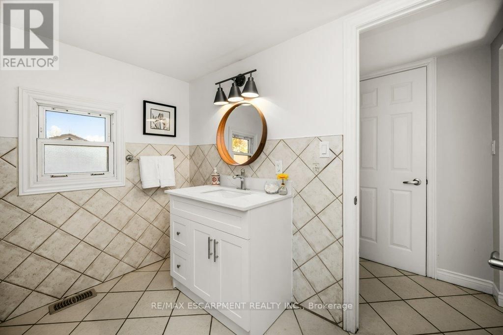 536 JOHN STREET NORTH Image 19