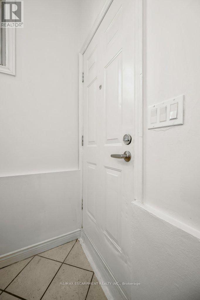 536 JOHN STREET NORTH Image 24