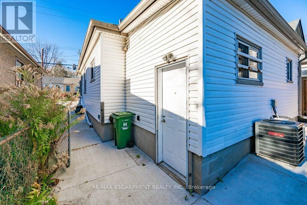 536 JOHN STREET NORTH Image 25