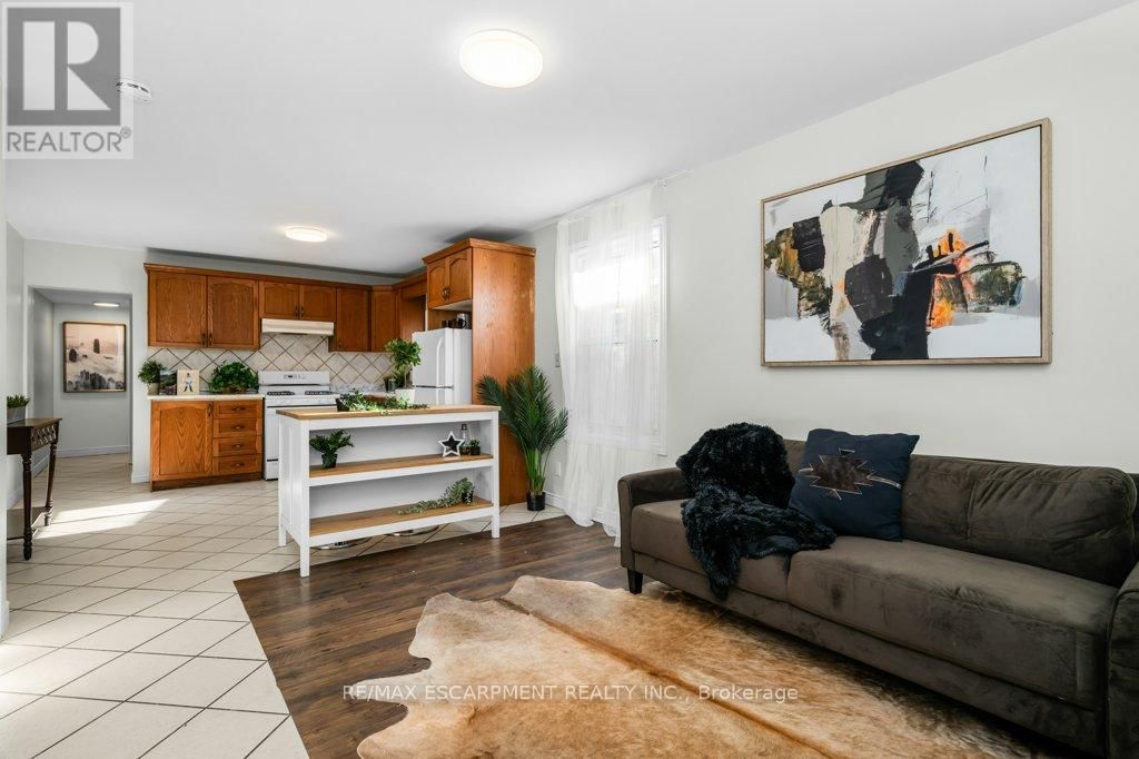 536 JOHN STREET NORTH Image 7