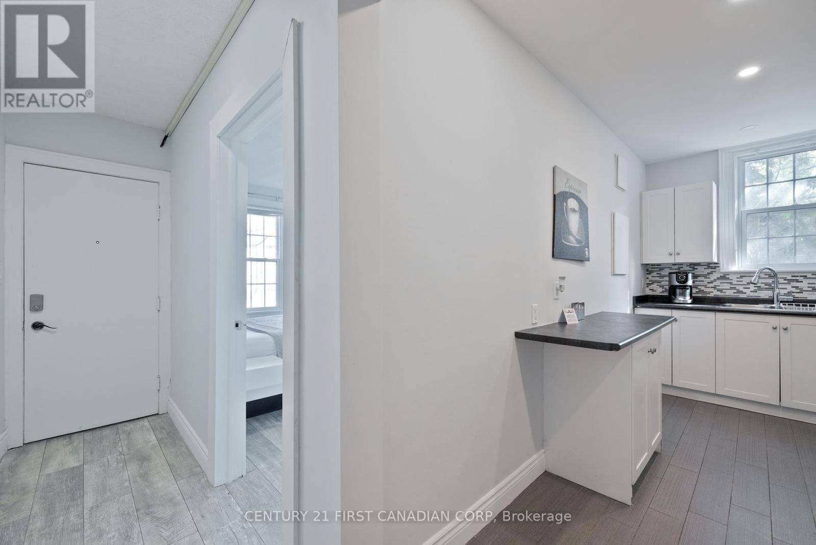 389 DUFFERIN AVENUE Image 8