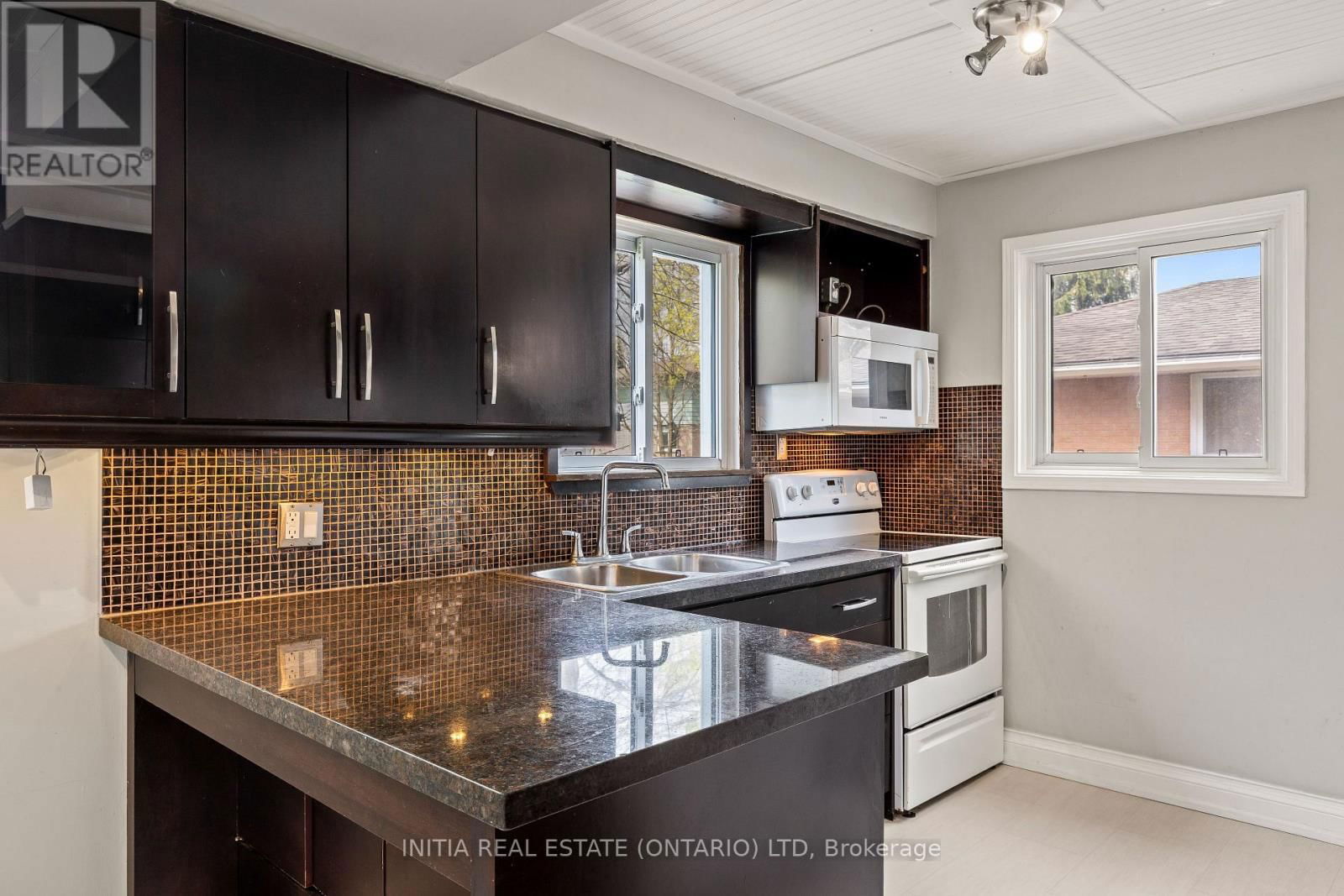 222 ELGIN CRESCENT Image 10