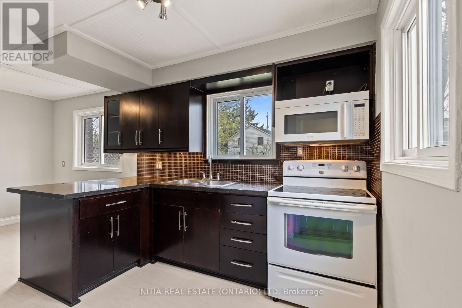 222 ELGIN CRESCENT Image 11