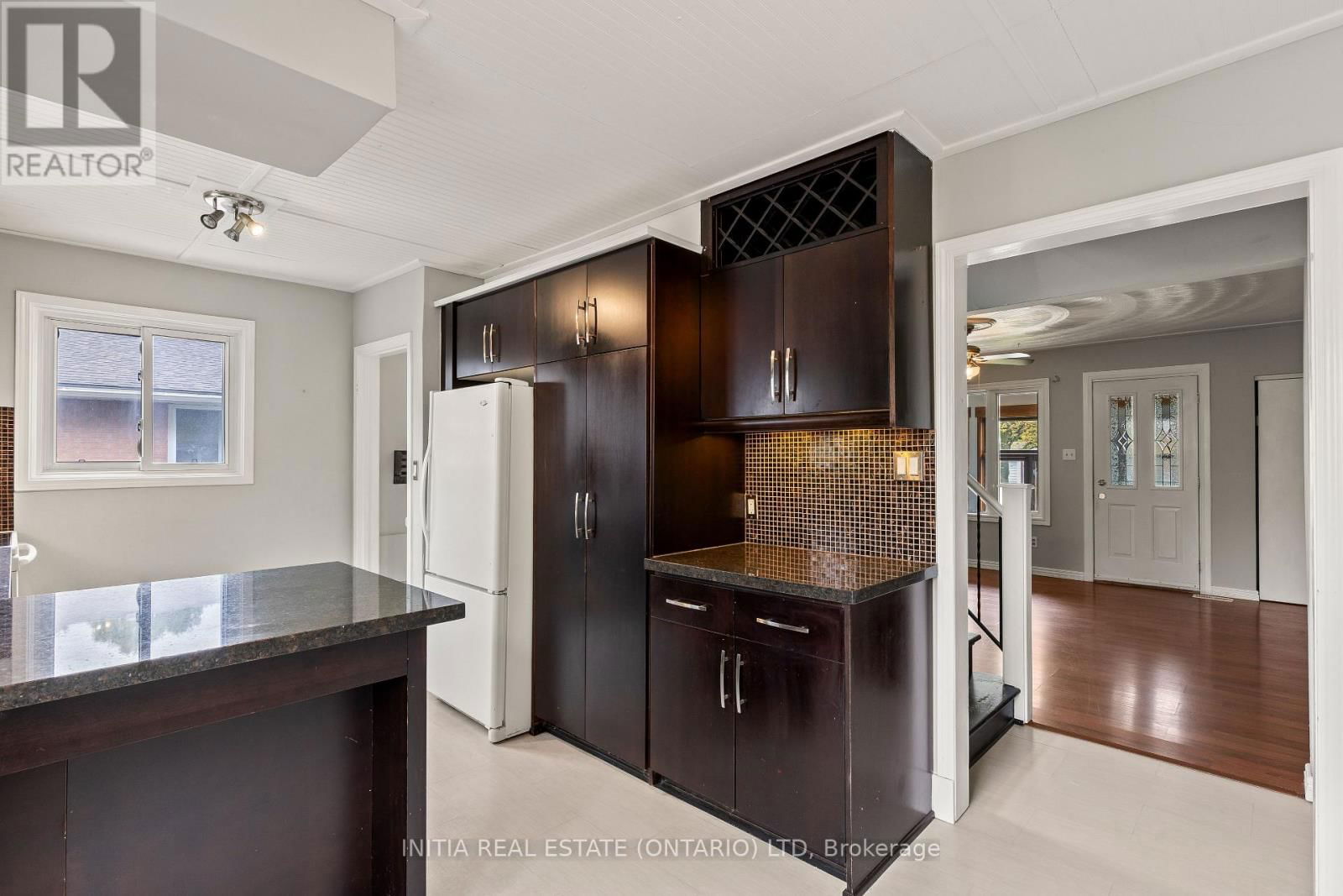 222 ELGIN CRESCENT Image 12