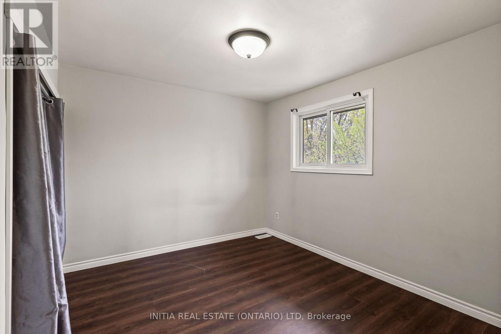 222 ELGIN CRESCENT Image 18