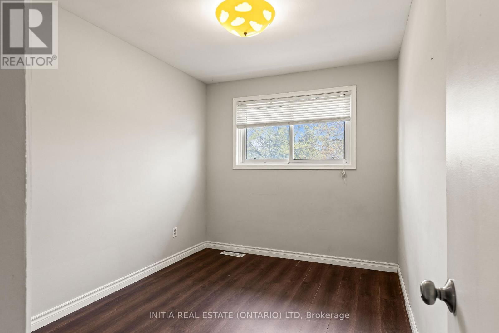 222 ELGIN CRESCENT Image 22
