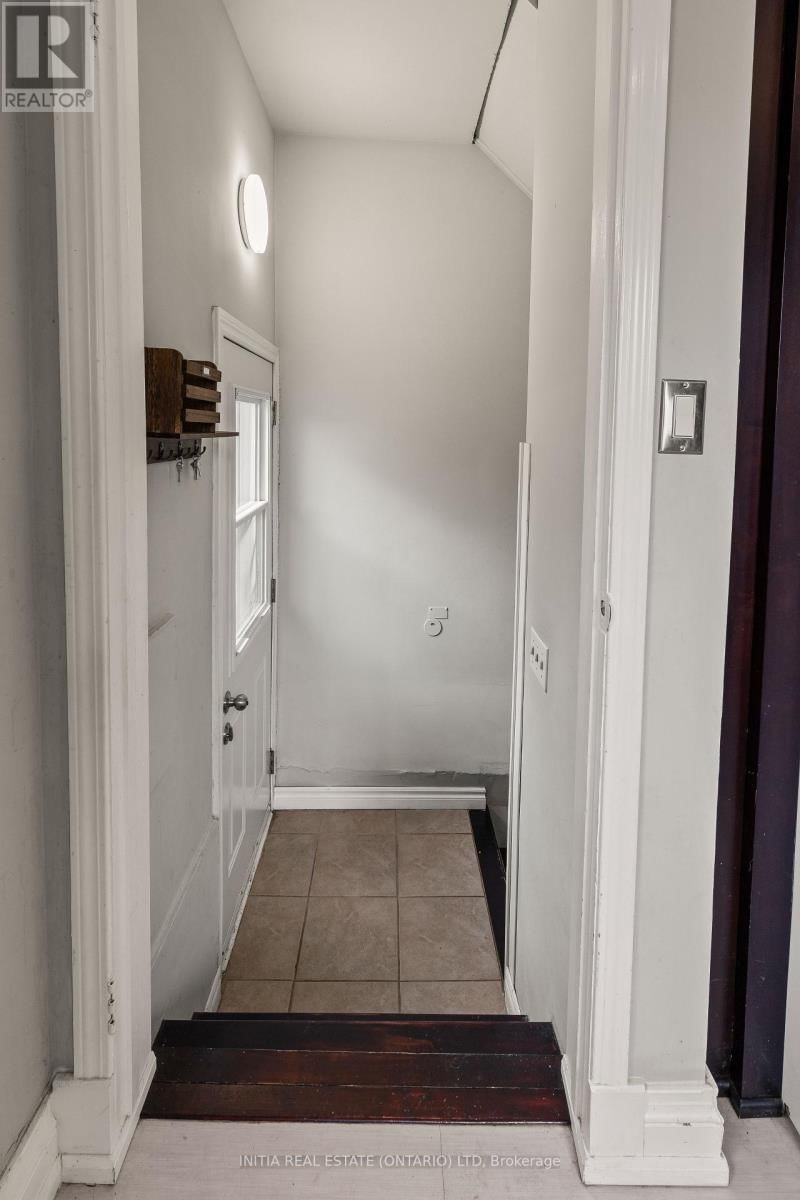 222 ELGIN CRESCENT Image 24