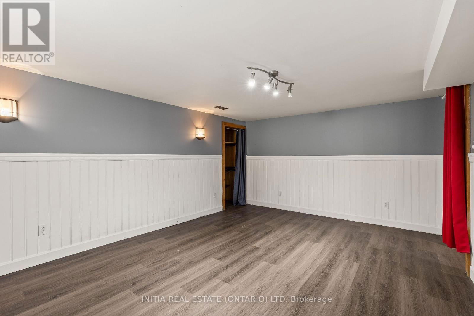 222 ELGIN CRESCENT Image 27